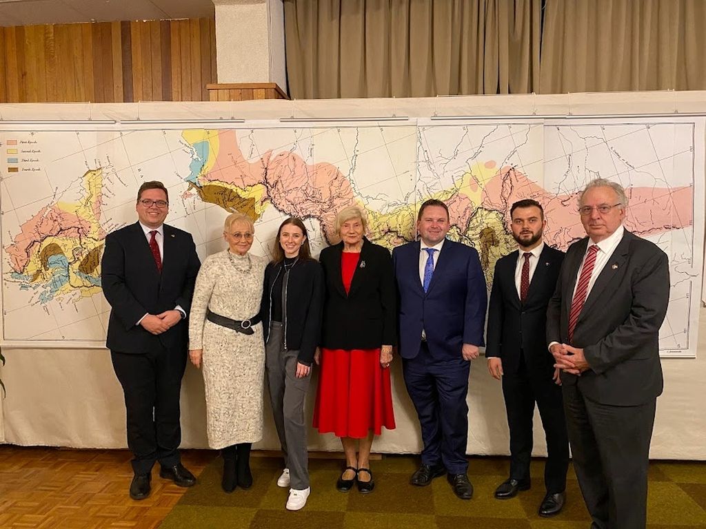 Na tle mapy opracowanej przez P.E. Strzeleckiego, a odtworzonej przez E.Dudzińskiego stoją od lewej: John Gardner MP, Marysia Thiele, Emily Fairfield, Małgorzata Kwiatkowska, John Fullbrook MP, Łukasz Graban I sekretarz Ambasady RP w Canberze, Edward Dudziński